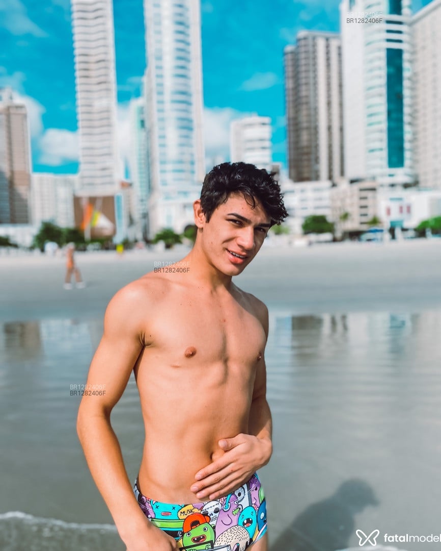 Acompanhante homem com cabelo castanho de olhos castanhos - Lorenzo Telles Acompanhante homem com cabelo castanho de olhos castanhos - Lorenzo Telles