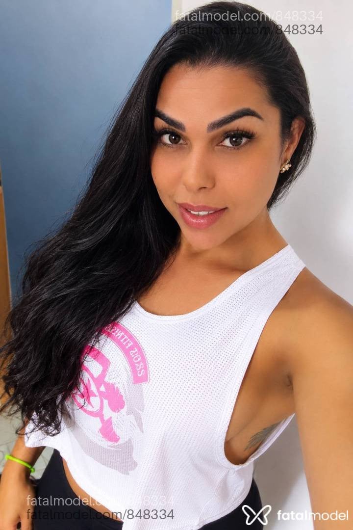 Acompanhante mulher trans com cabelo castanho de olhos castanhos - Julia Ferraz