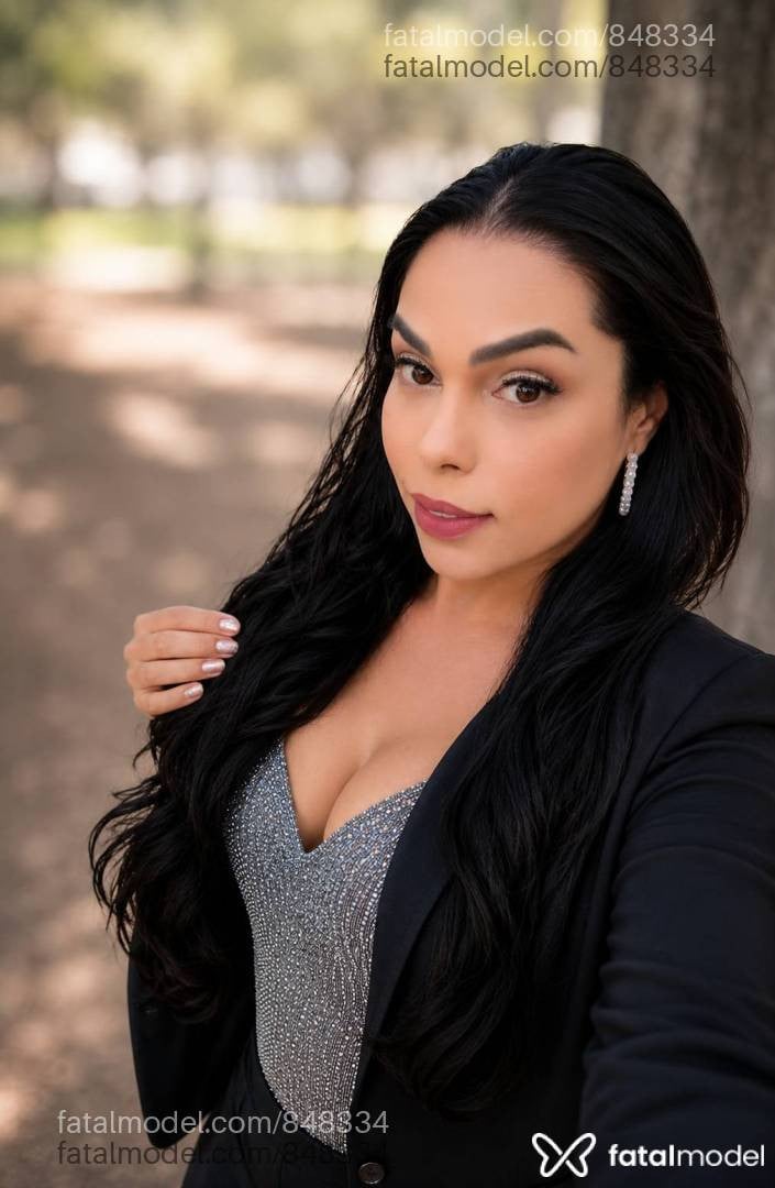 Acompanhante mulher trans com cabelo castanho de olhos castanhos - Julia Ferraz