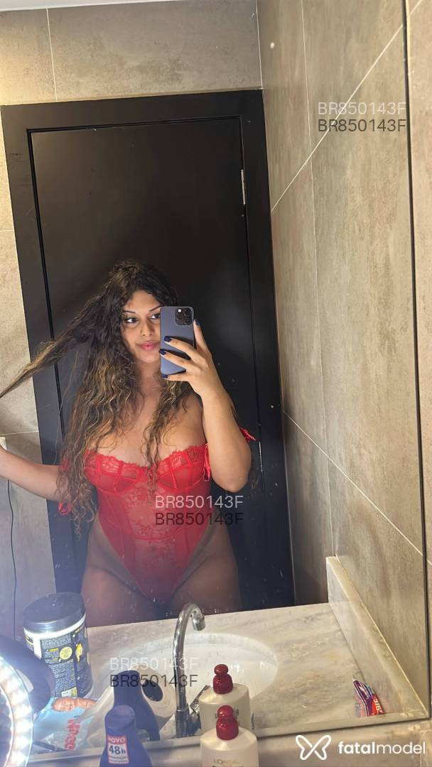 Acompanhante travesti com cabelo colorido de olhos castanhos - Erika Banson