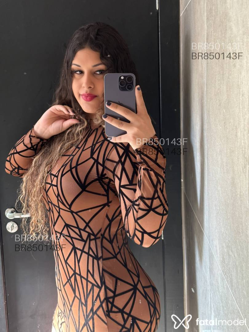 Acompanhante travesti com cabelo colorido de olhos castanhos - Erika Banson