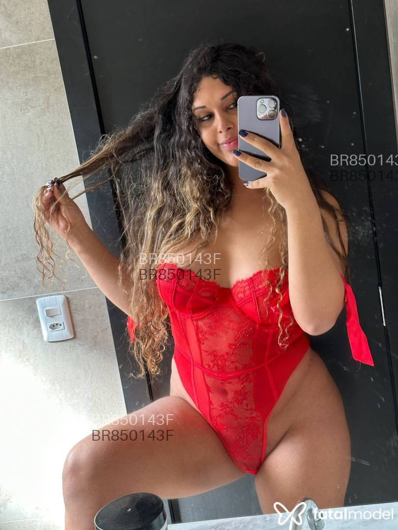 Acompanhante travesti com cabelo colorido de olhos castanhos - Erika Banson