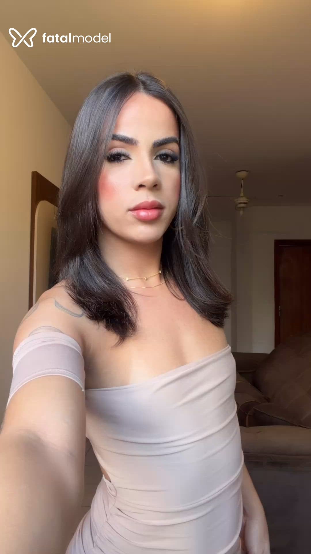 Acompanhante mulher trans com cabelo castanho de olhos castanhos - Luana Sanches