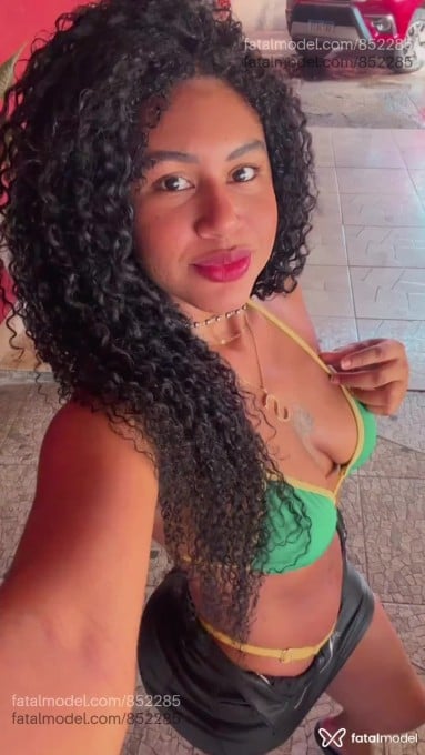 Acompanhante mulher morena (o) de olhos castanhos - Suellen Bombomm Acompanhante mulher morena (o) de olhos castanhos - Suellen Bombomm