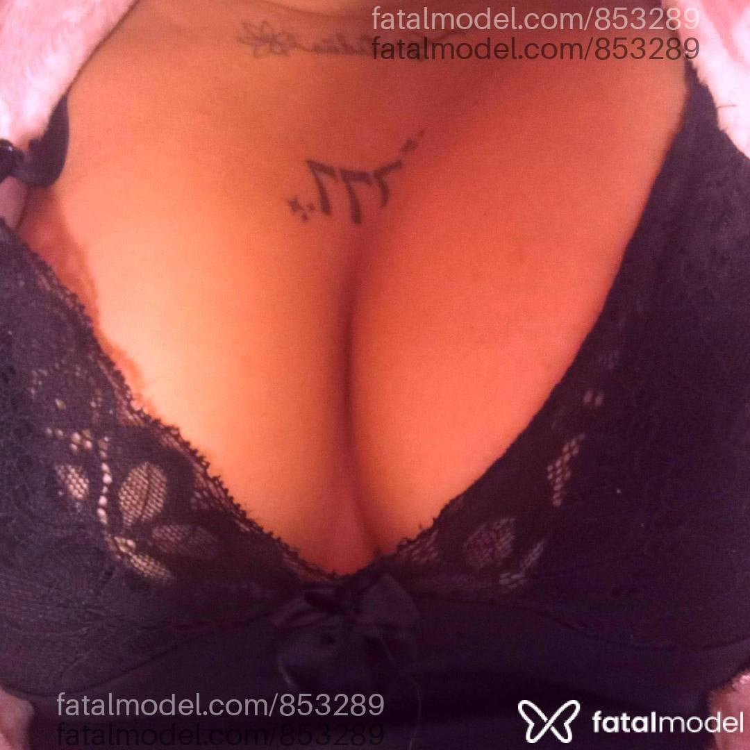 Acompanhante mulher com cabelo castanho de olhos castanhos - Morena mell Acompanhante mulher com cabelo castanho de olhos castanhos - Morena mell