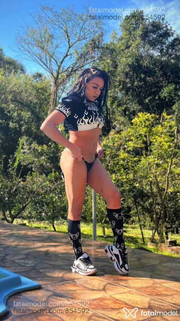 Acompanhante mulher trans morena (o) de olhos azuis - VICTÓRIA