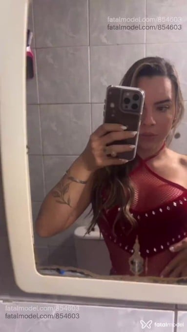 Acompanhante mulher com cabelo castanho de olhos mel - Louíse Acompanhante mulher com cabelo castanho de olhos mel - Louíse
