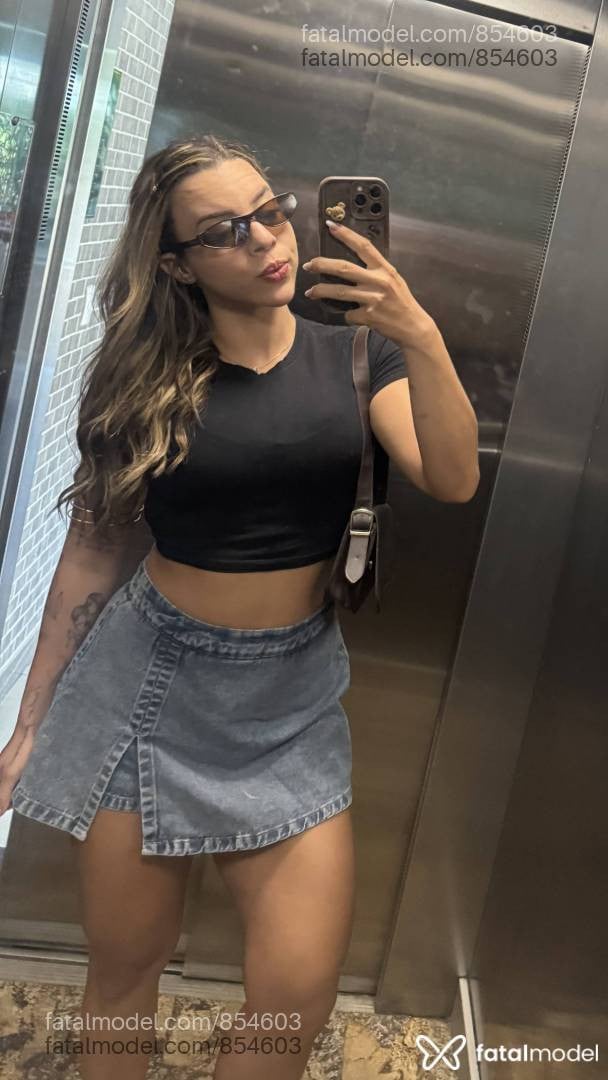 Acompanhante mulher com cabelo castanho de olhos mel - Louíse
