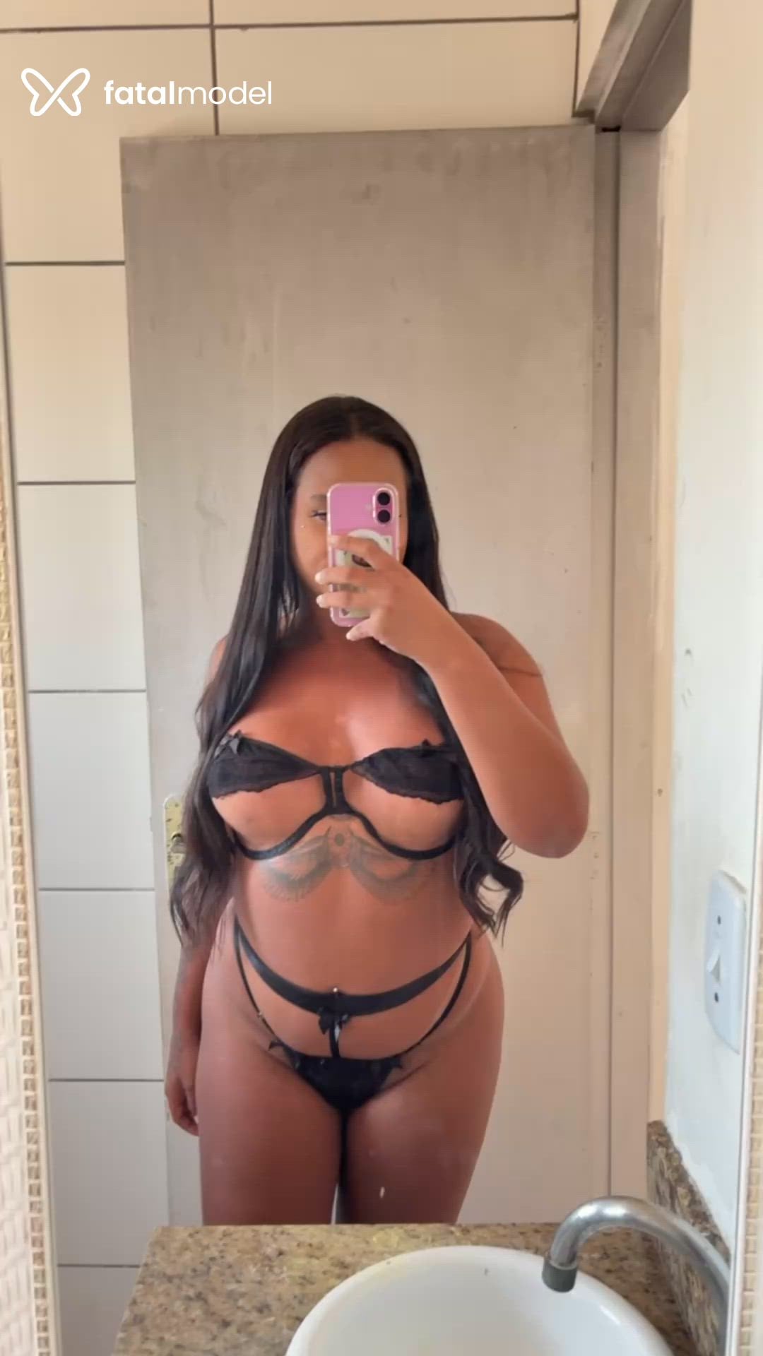 Acompanhante travesti com cabelo castanho de olhos castanhos - Melanine Alves Acompanhante travesti com cabelo castanho de olhos castanhos - Melanine Alves