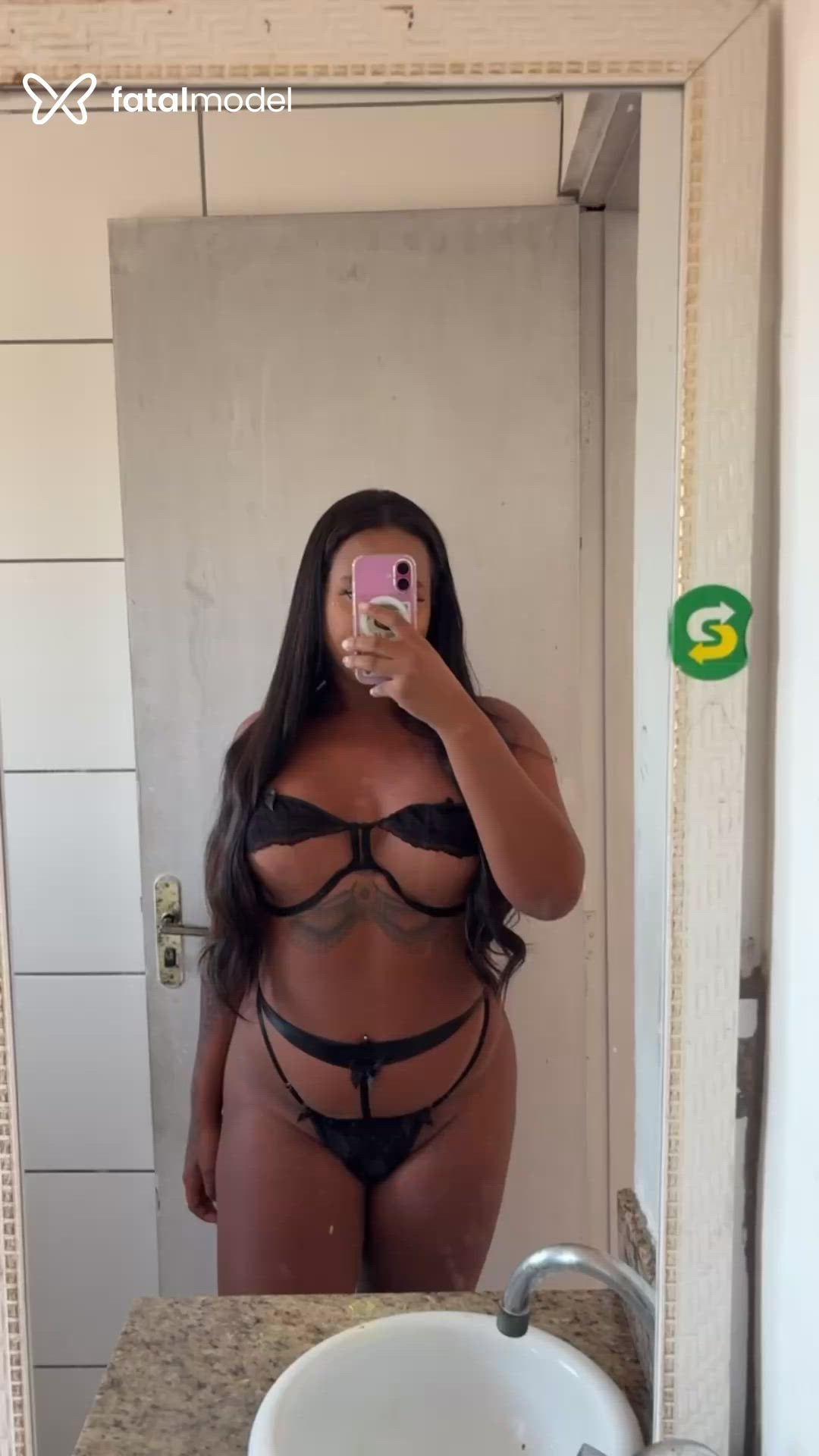 Acompanhante travesti com cabelo castanho de olhos castanhos - Melanine Alves Acompanhante travesti com cabelo castanho de olhos castanhos - Melanine Alves