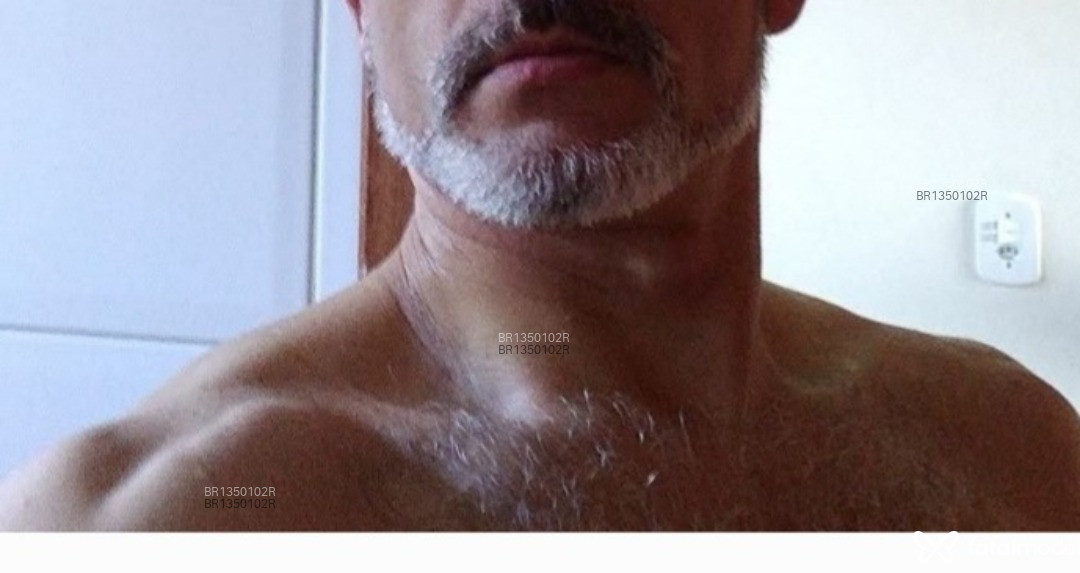 Acompanhante homem com cabelo grisalho de olhos castanhos em Paraty - Gildon