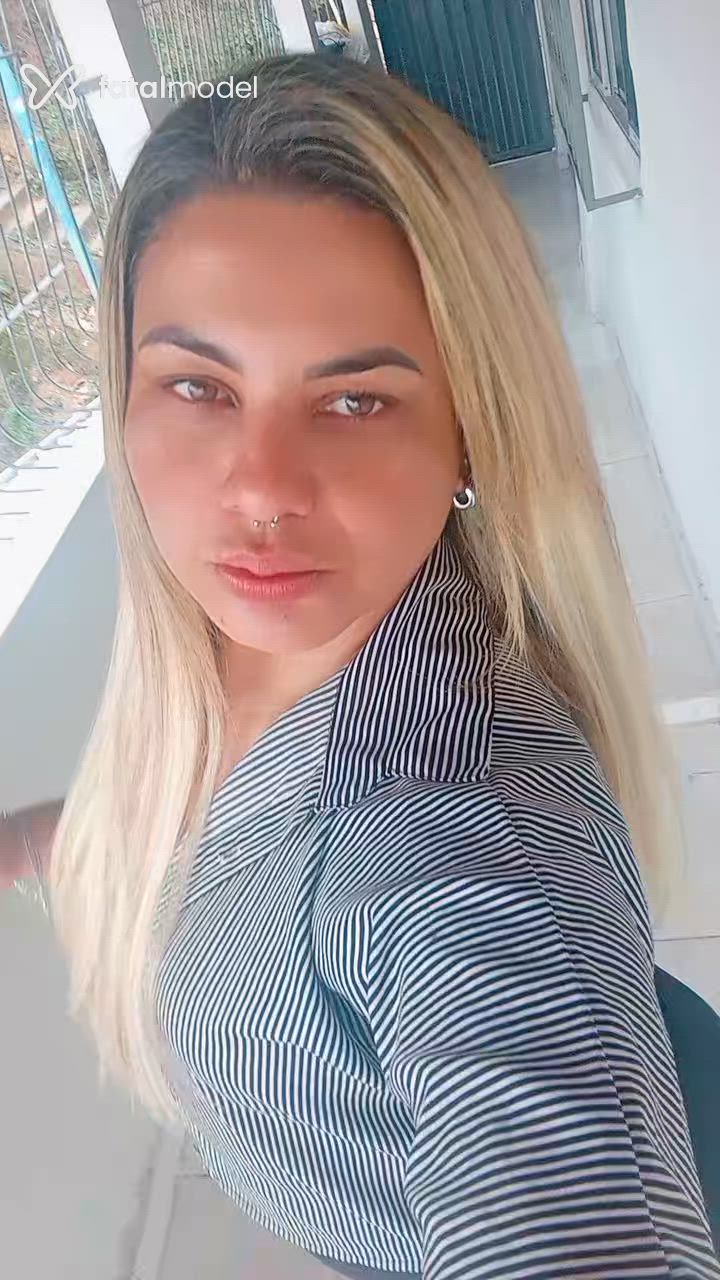 Acompanhante mulher loira (o) de olhos mel - Julietty Brito