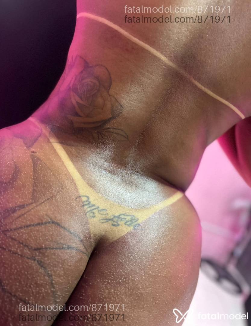 Acompanhante mulher trans morena (o) de olhos pretos - Kaah alvez