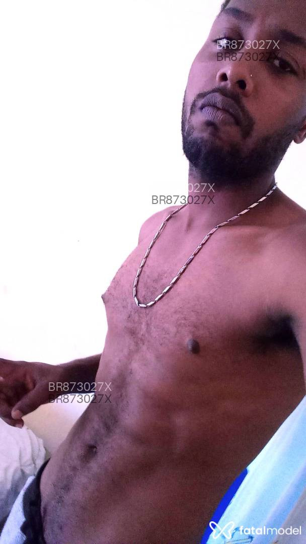 Acompanhante homem com cabelo castanho de olhos castanhos em Armação dos Búzios - Preto buziano