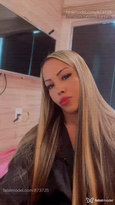 Acompanhante mulher loira (o) de olhos castanhos em Juína - Esmeralda