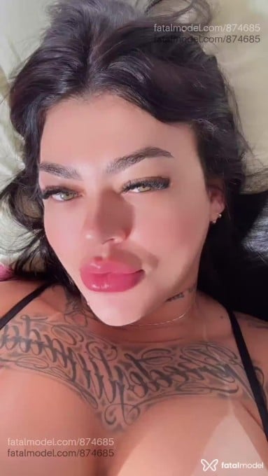 Acompanhante mulher morena (o) de olhos verdes - Jiulia Acompanhante mulher morena (o) de olhos verdes - Jiulia