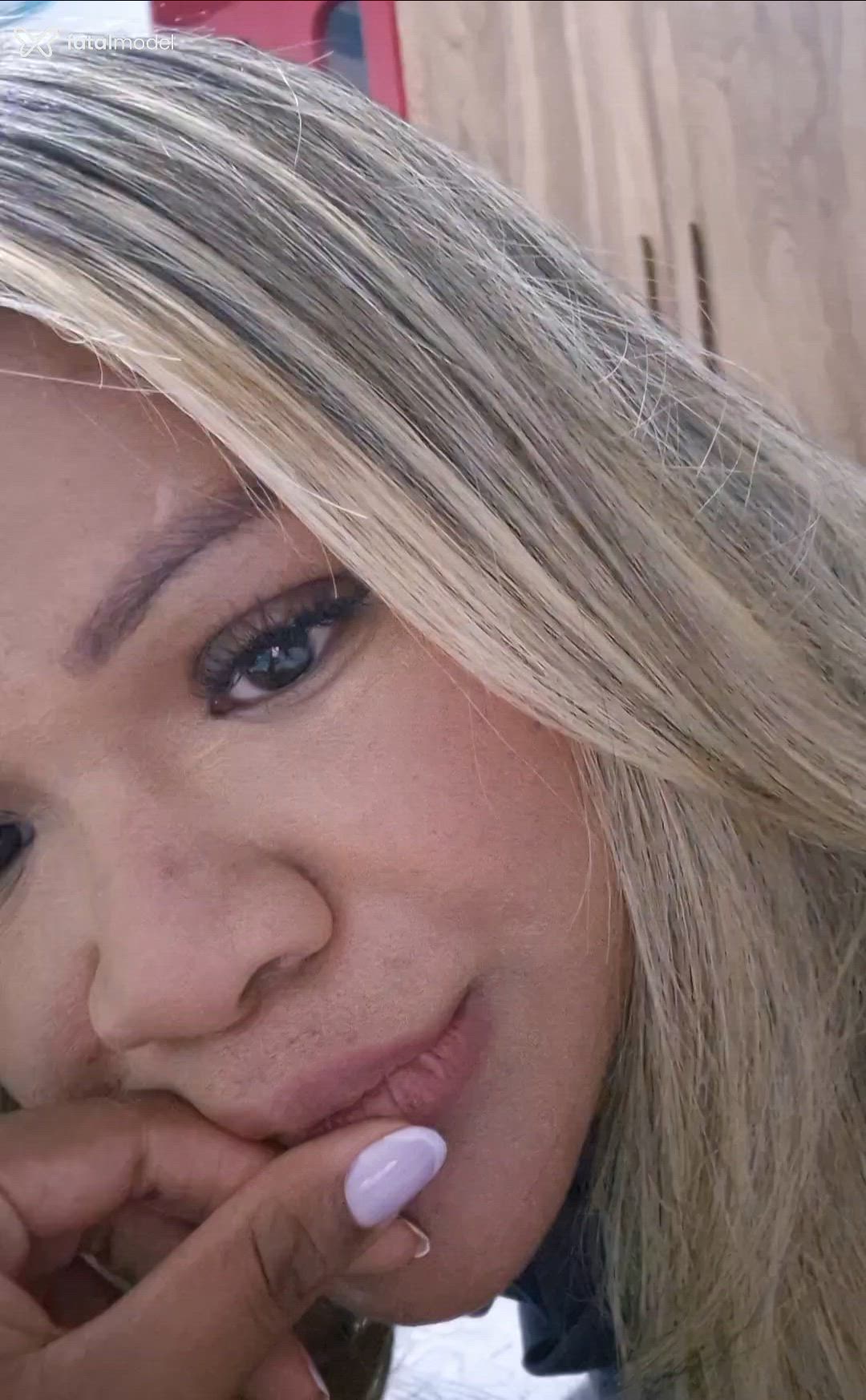 Acompanhante mulher loira (o) de olhos castanhos em Catalão Acompanhante mulher loira (o) de olhos castanhos em Catalão - Jade Ferraz