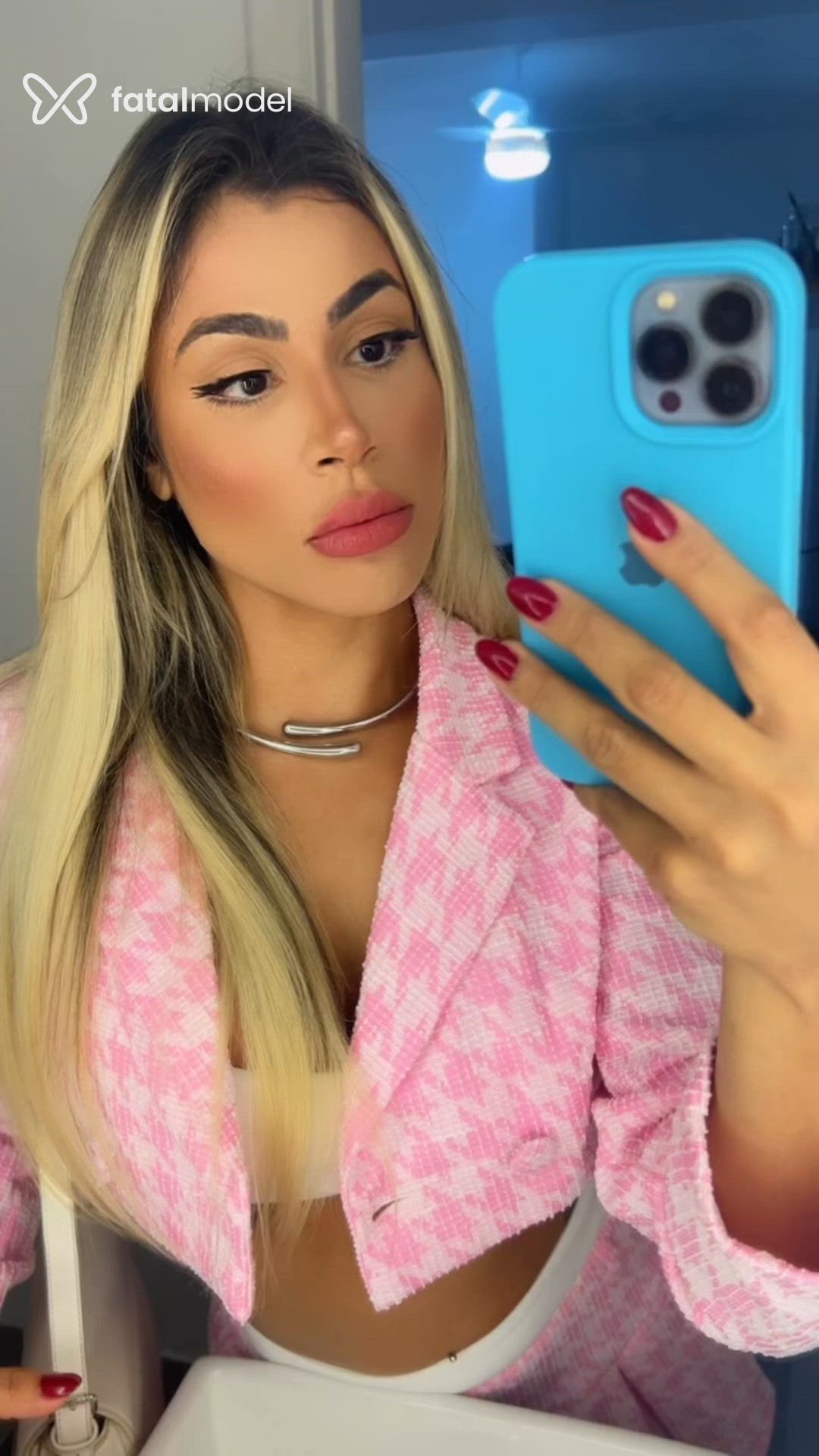 Acompanhante mulher loira (o) de olhos castanhos em São Paulo Acompanhante mulher loira (o) de olhos castanhos em São Paulo - Charlyse Bit