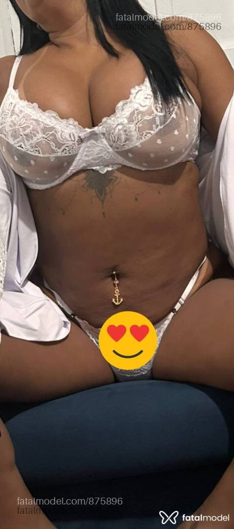 Acompanhante mulher morena (o) de olhos castanhos - Flor morena