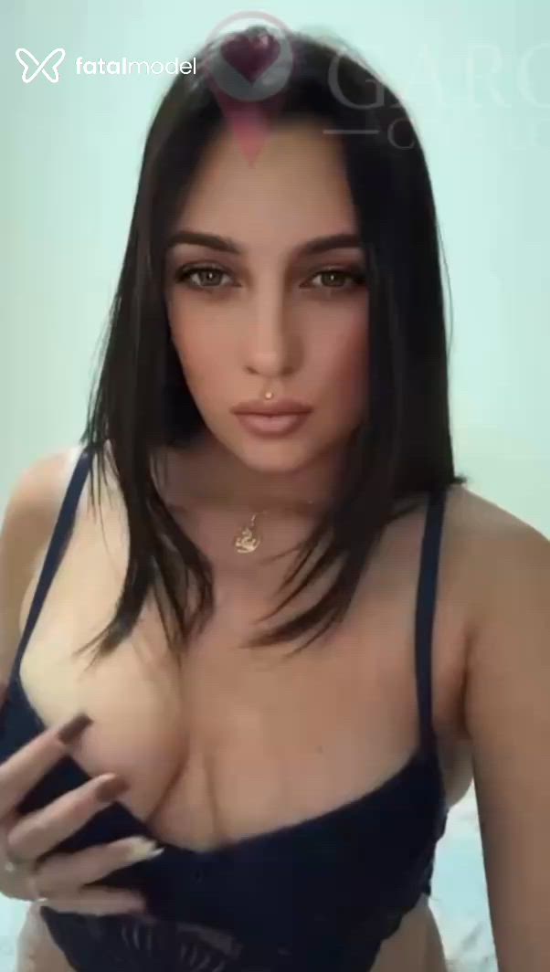Acompanhante mulher com cabelo castanho de olhos mel - Antonella