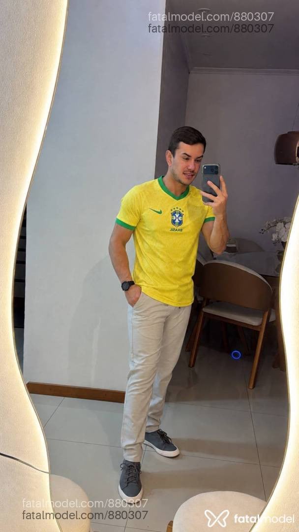 Acompanhante homem com cabelo castanho de olhos verdes em Santa Maria - Nicolas Vieira