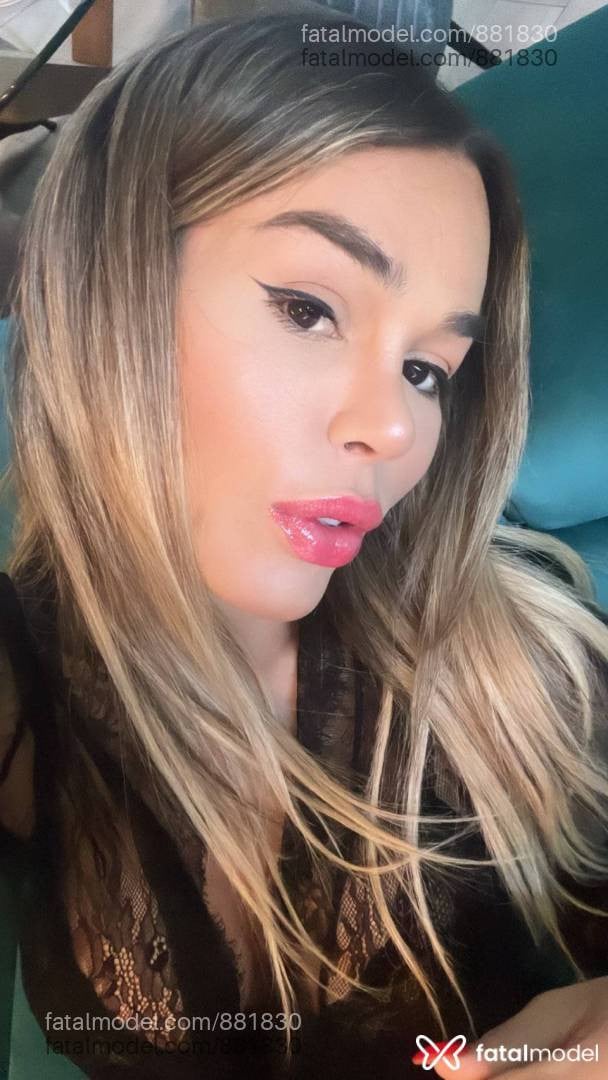 Acompanhante mulher trans loira (o) de olhos castanhos - Nataly class