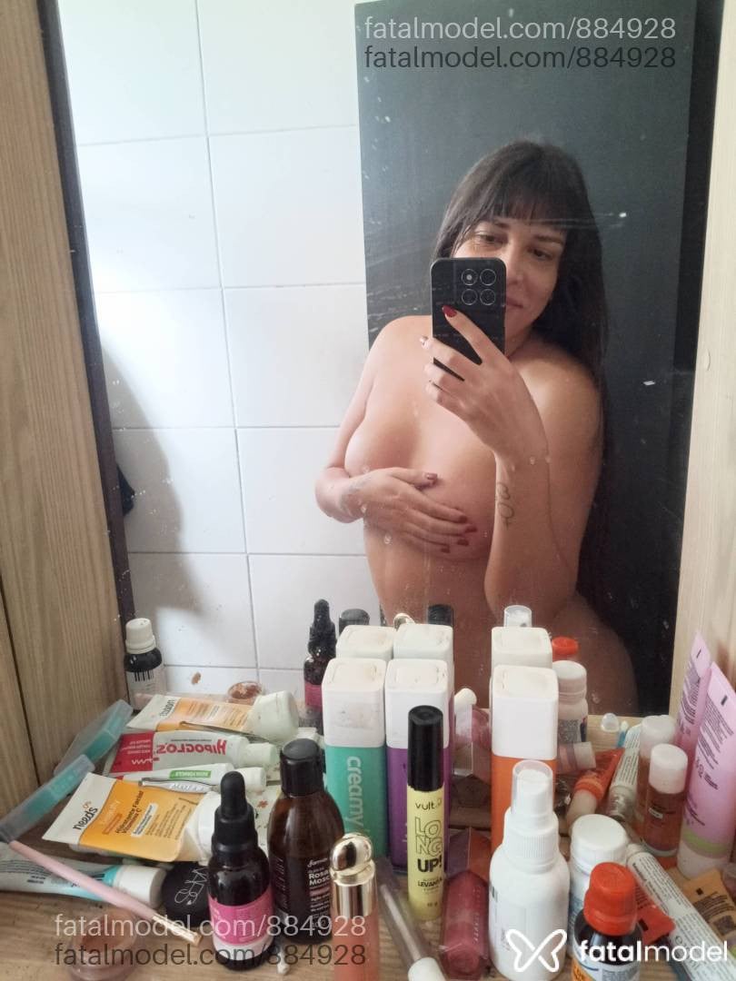 Acompanhante mulher trans com cabelo castanho de olhos pretos - Marii