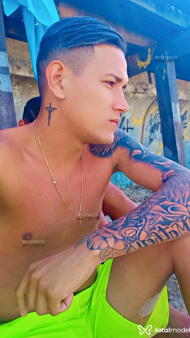 Acompanhante homem com cabelo castanho de olhos pretos em Rio de Janeiro Acompanhante homem com cabelo castanho de olhos pretos em Rio de Janeiro - Matheus