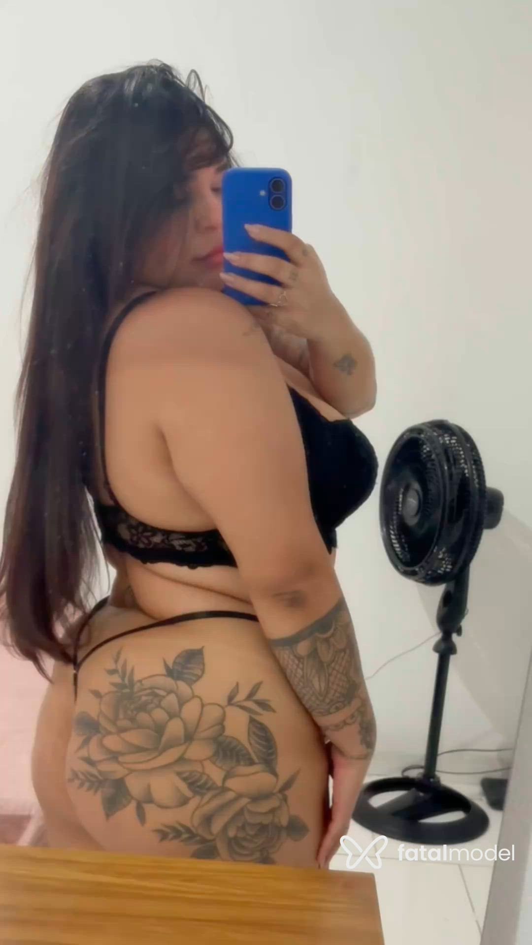 Acompanhante mulher loira (o) de olhos castanhos - Leticia