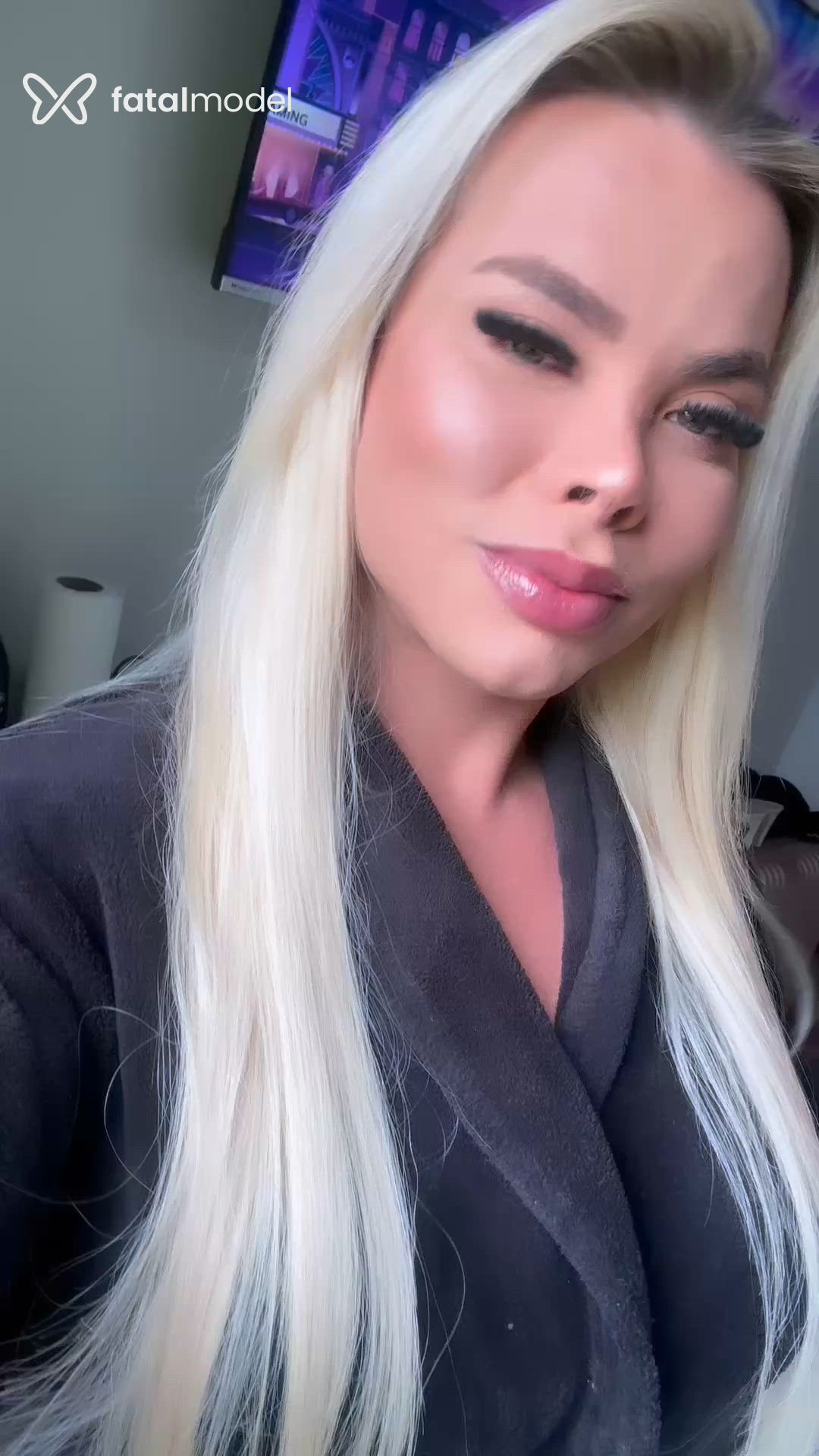 Acompanhante mulher trans loira (o) de olhos verdes - Letícia Marques Acompanhante mulher trans loira (o) de olhos verdes - Letícia Marques