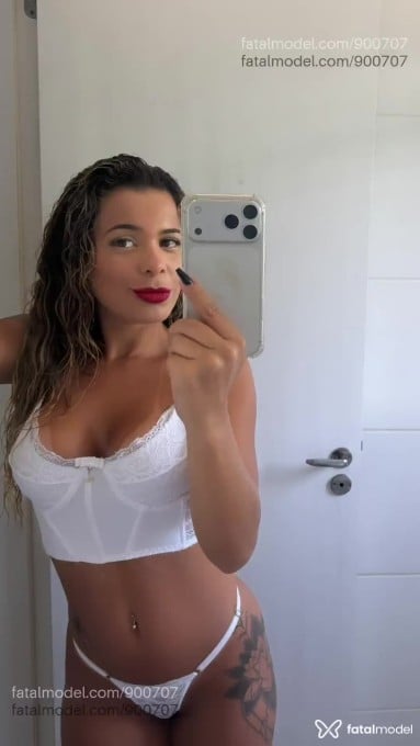 Acompanhante mulher loira (o) de olhos castanhos em Ilhabela - Alice Rizzo
