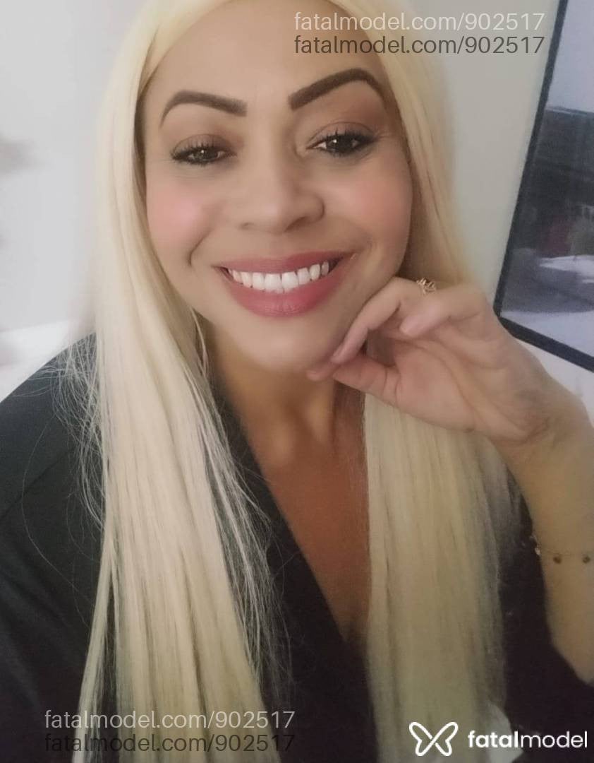 Acompanhante mulher loira (o) de olhos castanhos - BABALU