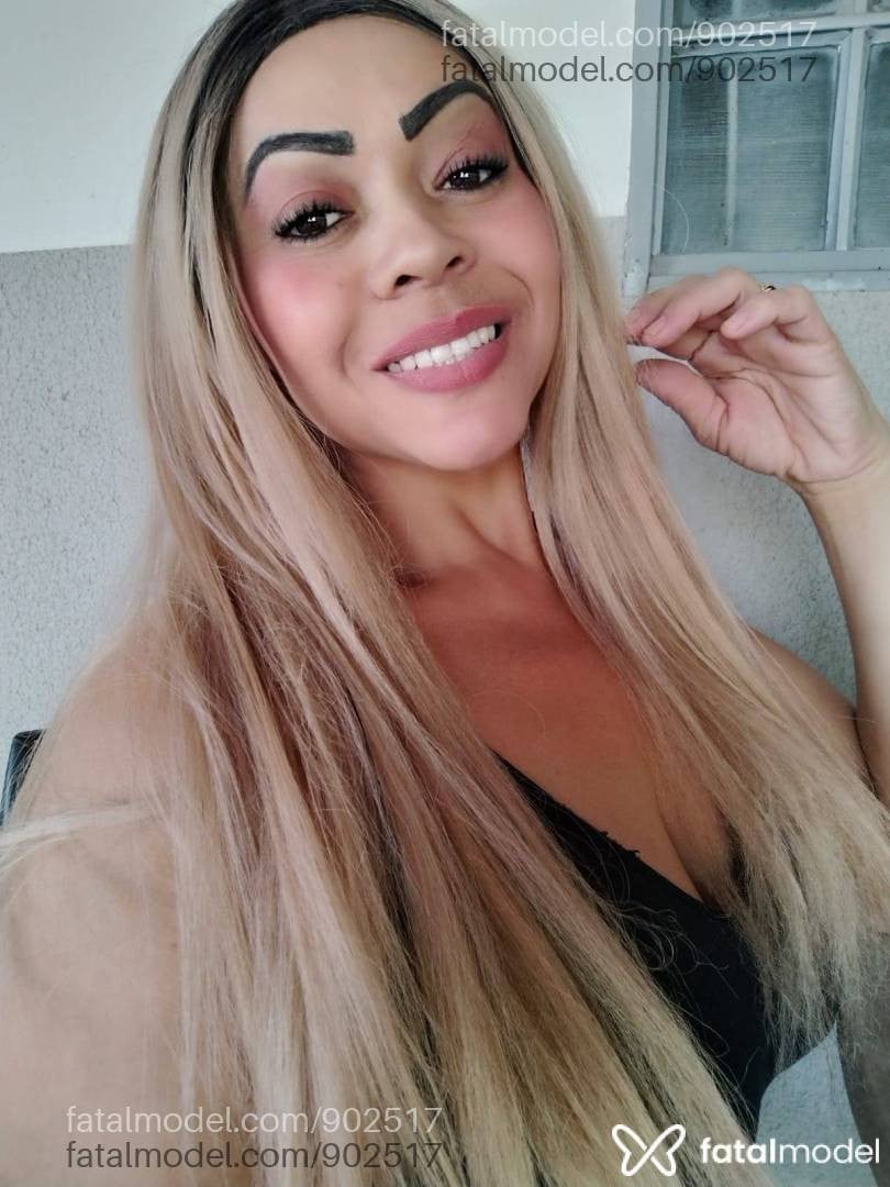 Acompanhante mulher loira (o) de olhos castanhos - BABALU