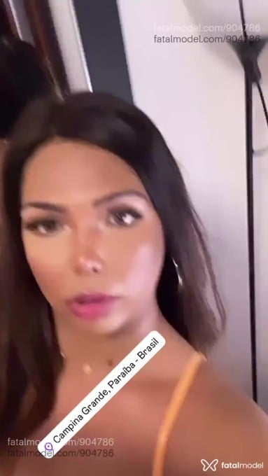 Acompanhante mulher trans com cabelo colorido de olhos castanhos - Lory Correia