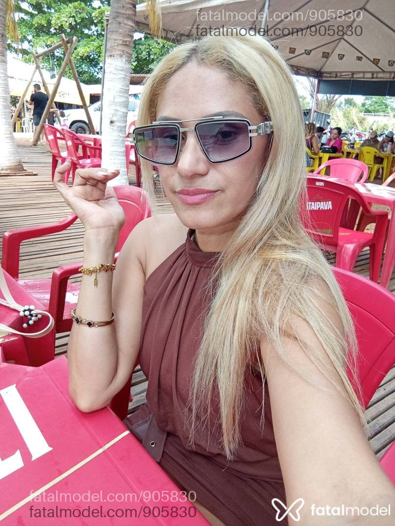 Acompanhante mulher loira (o) de olhos castanhos - Nicole Mendes
