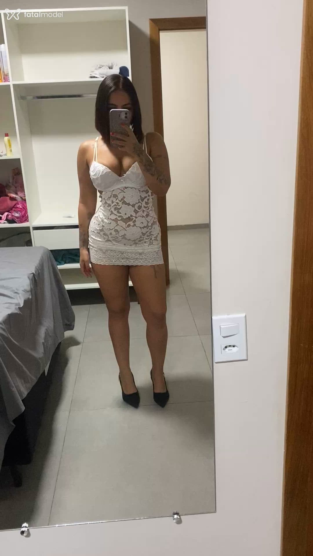 Acompanhante mulher com cabelo castanho de olhos pretos - Lavínia Sartori
