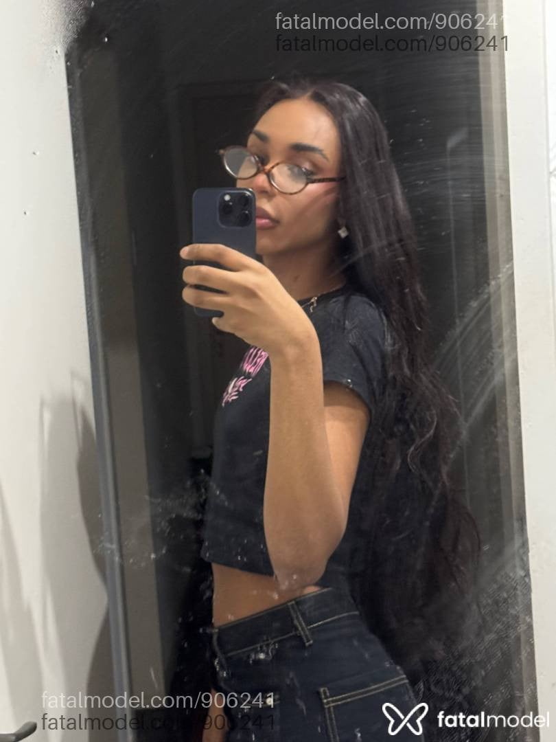 Acompanhante mulher trans morena (o) de olhos castanhos - Angell