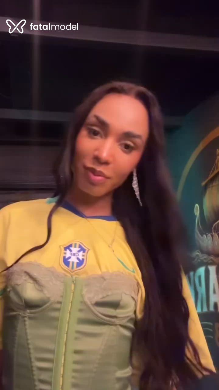 Acompanhante mulher trans morena (o) de olhos castanhos - Angell