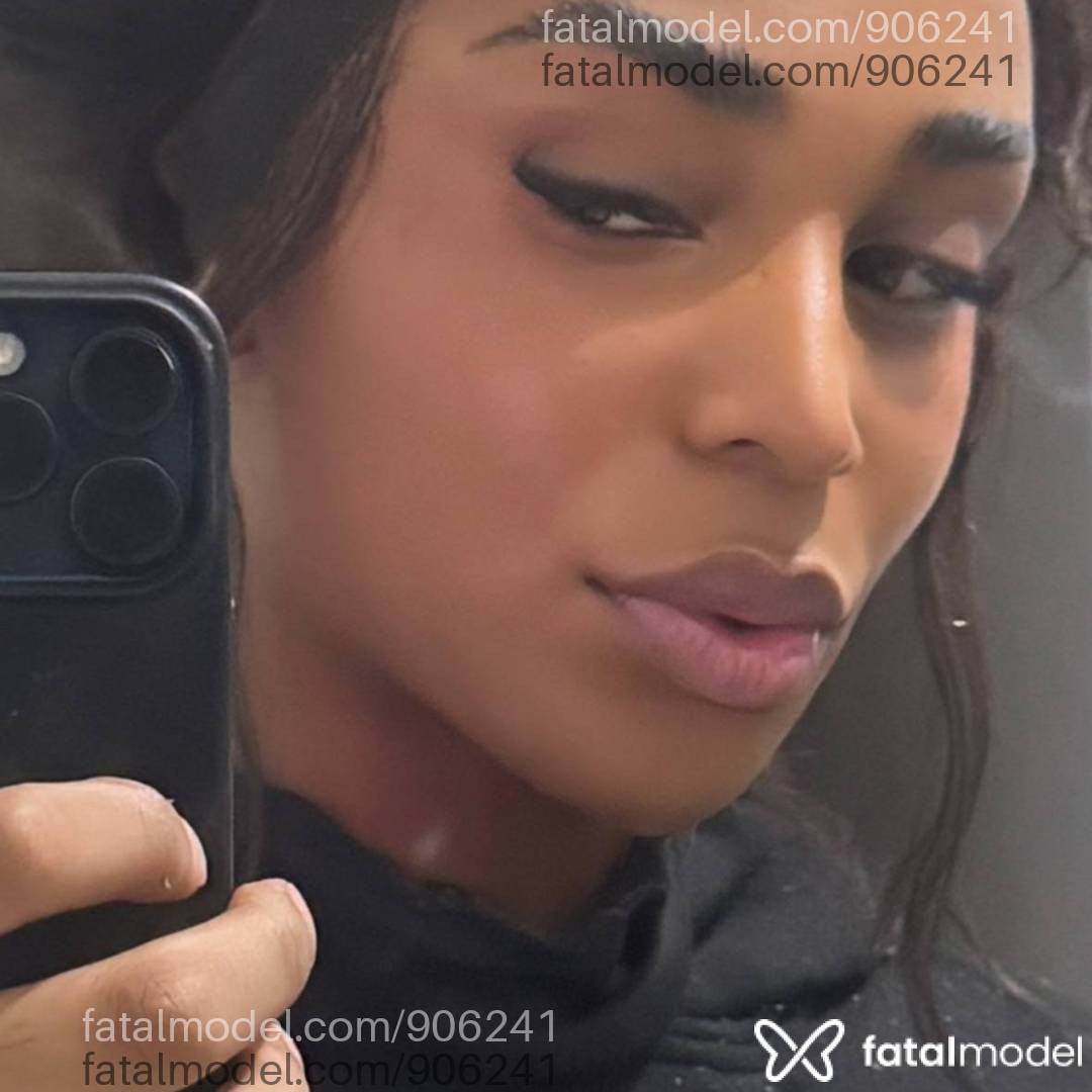Acompanhante mulher trans morena (o) de olhos castanhos - Angell