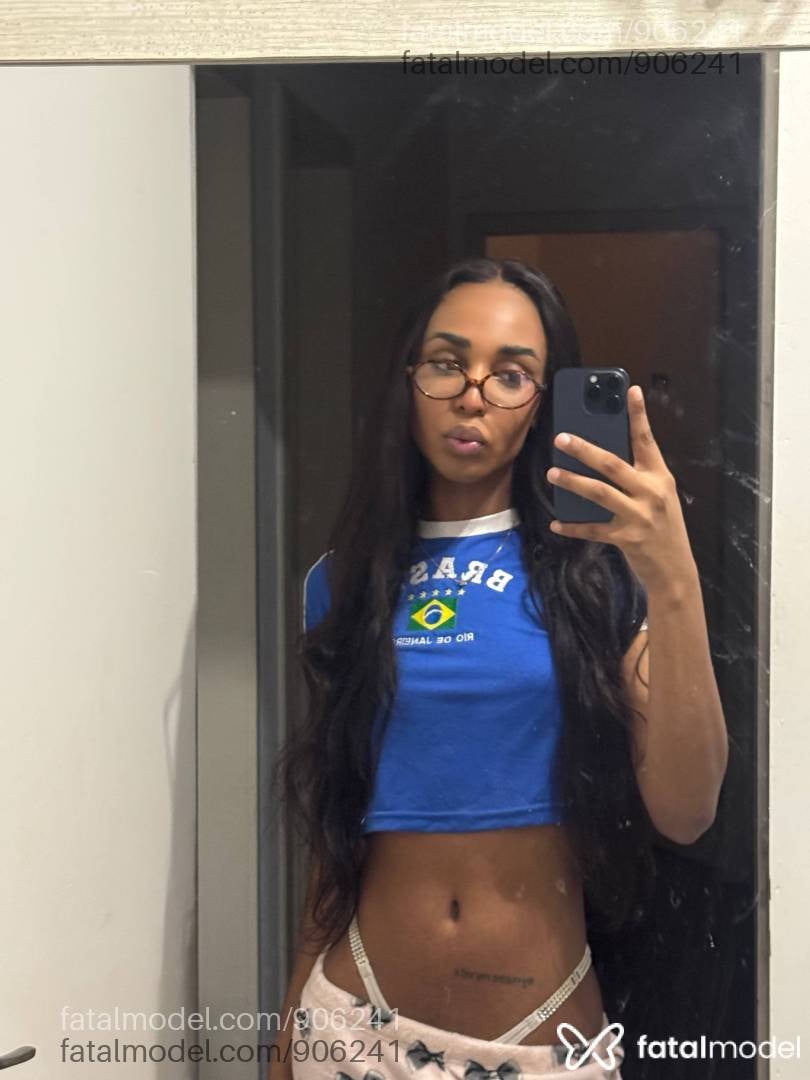 Acompanhante mulher trans morena (o) de olhos castanhos - Angell