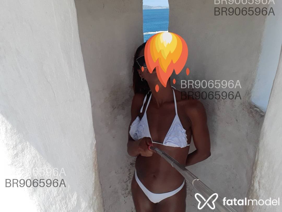 Acompanhante mulher com cabelo colorido de olhos castanhos em Pará de Minas Acompanhante mulher com cabelo colorido de olhos castanhos em Pará de Minas - Maya Mattos