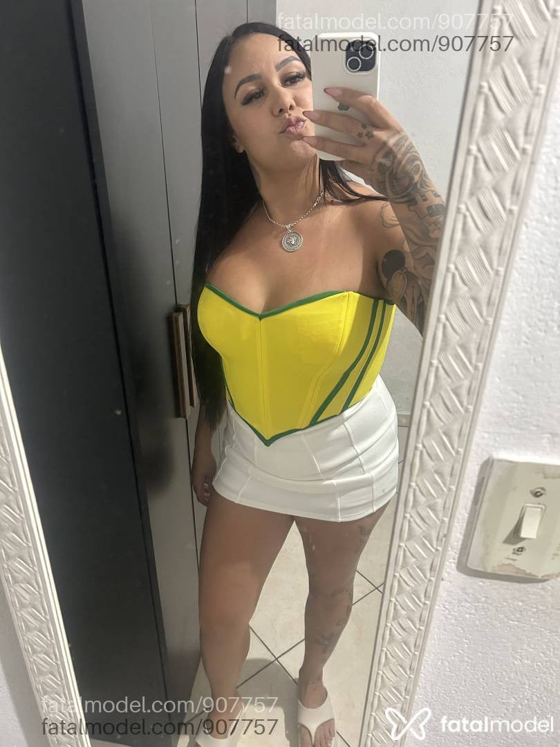 Acompanhante mulher com cabelo castanho de olhos castanhos em Extrema - Aylaa
