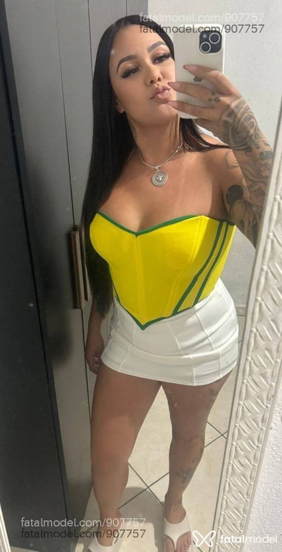 Acompanhante mulher com cabelo castanho de olhos castanhos - Aylaa