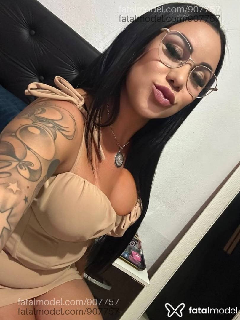 Acompanhante mulher com cabelo castanho de olhos castanhos - Aylaa