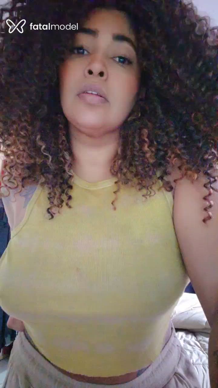 Acompanhante mulher com cabelo colorido de olhos castanhos - Leona Paixão