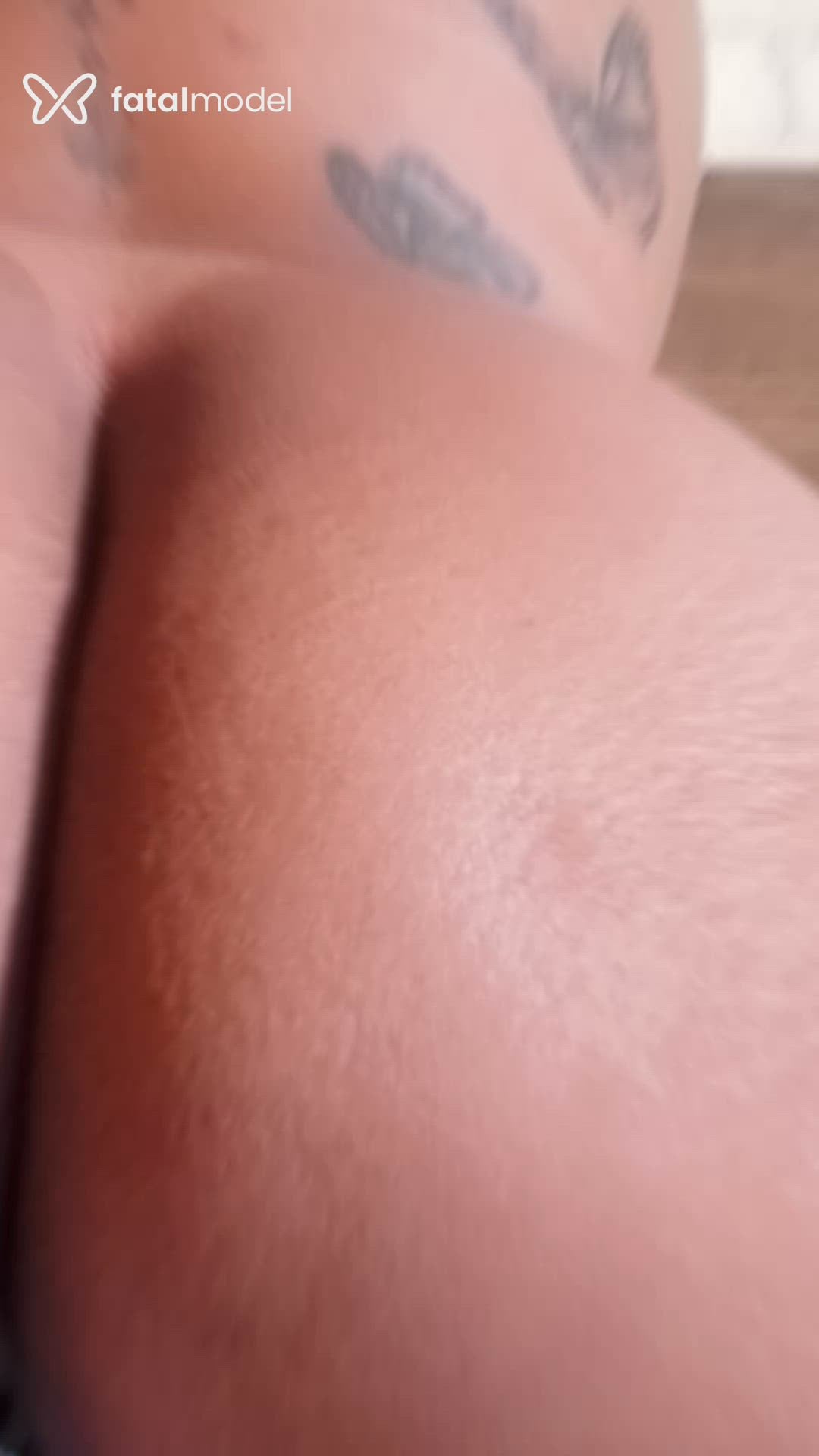 Acompanhante mulher com cabelo colorido de olhos castanhos - Leona Paixão