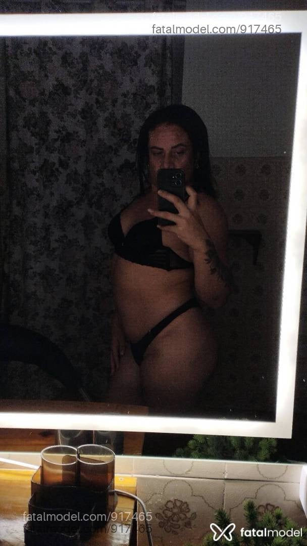 Acompanhante mulher trans com cabelo castanho de olhos verdes - LIViA Almeida