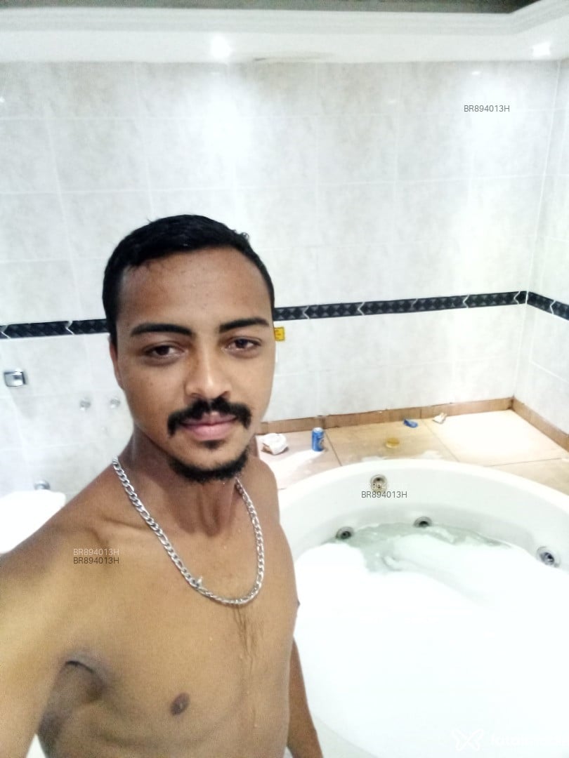 Acompanhante homem com cabelo grisalho de olhos castanhos em São João de Meriti - Carlin