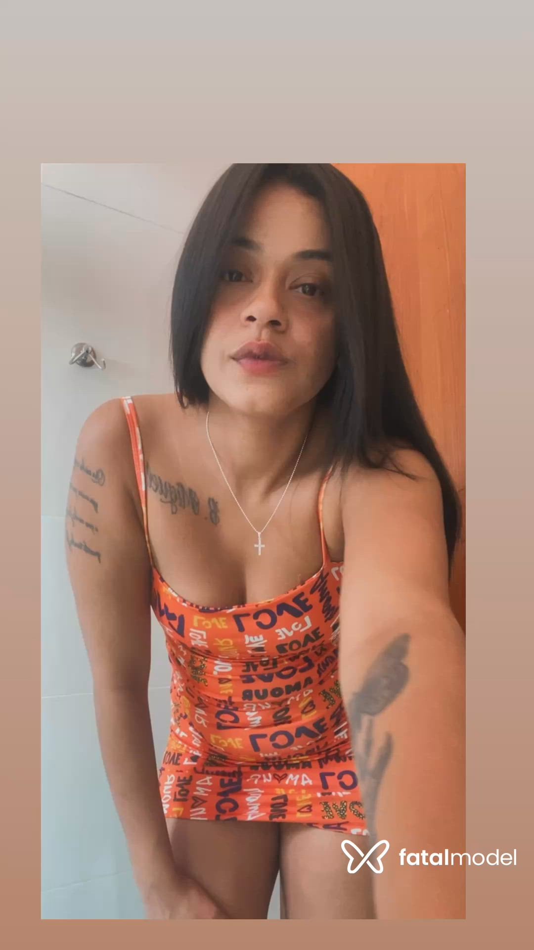 Acompanhante mulher com cabelo castanho de olhos castanhos - Jhade Mello Acompanhante mulher com cabelo castanho de olhos castanhos - Jhade Mello
