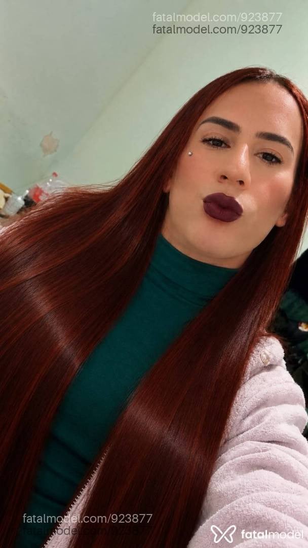 Acompanhante mulher trans loira (o) de olhos castanhos - Milena